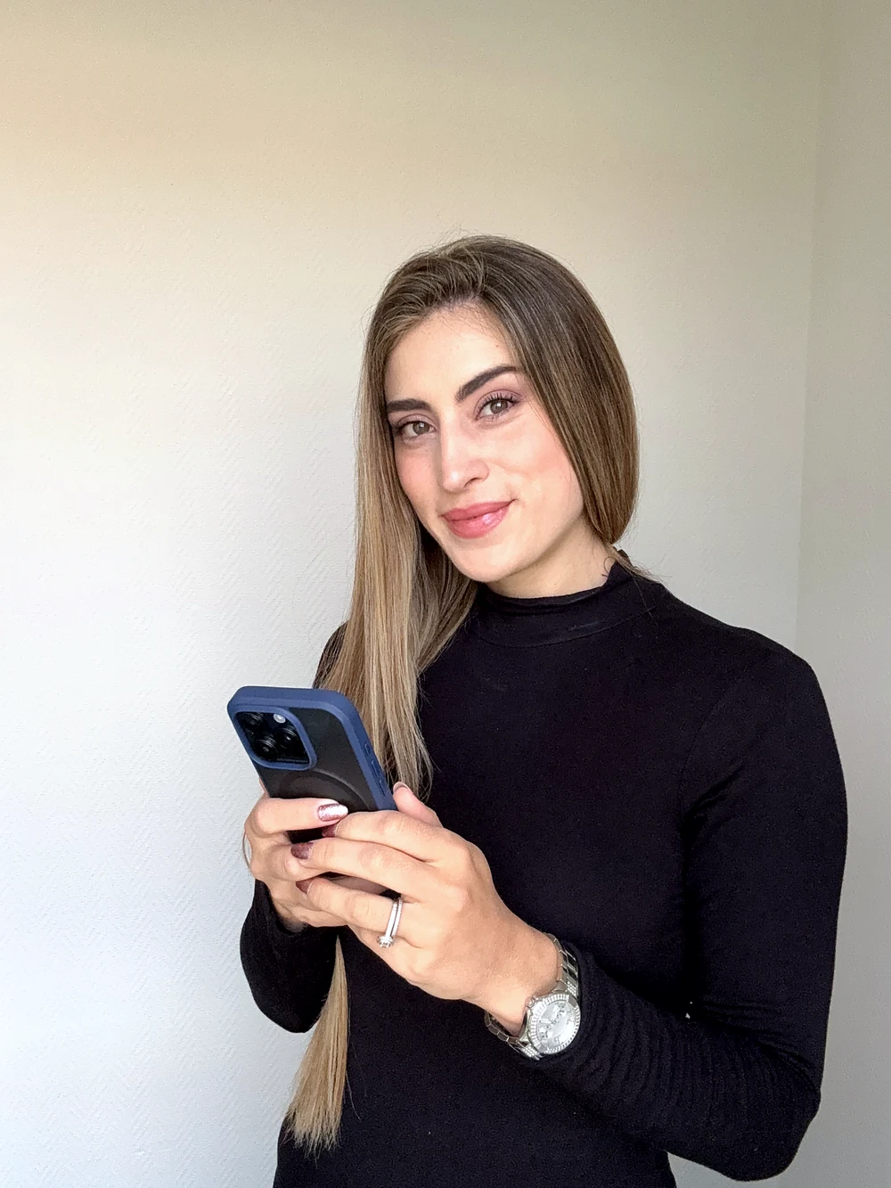 Manuela Arango creando carruseles desde su celular